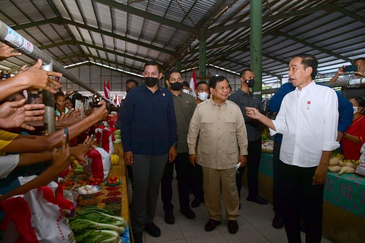 Presiden Joko Widodo dan Menteri Pertahanan Prabowo Subianto mengunjungi Pasar Langgur, Maluku Tenggara, Kamis (15/9/2022) pagi, untuk membagikan bantuan sosial.