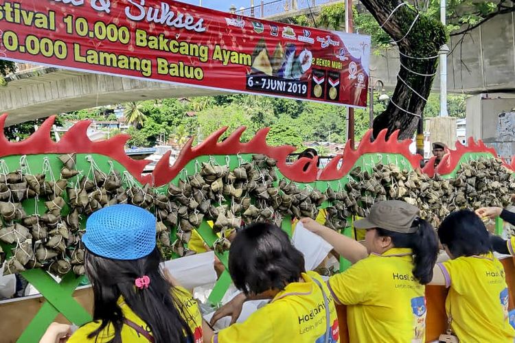 ebanyak 10 ribu bakcang dan 10 ribu lamang baluo dipamerkan di atas gerobak hias berkepala naga dan kerbau dalam Festival Bakcang dan Lamang Baluo di Kawasan Kota Tua, Padang, Sumatera Barat (Sumbar), Jumat (7/6/2019). 