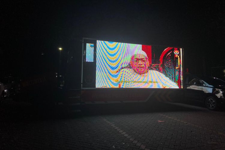 Truk LED Foton yang tak difungsikan menampikan live streaming debat ketiga Pilgub Jatim, Senin (18/11/2024). 