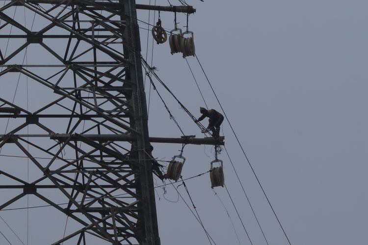 30 Menit Naik Tower 104 Meter, Begini Cerita Anang Jalani Pekerjaan Berisiko Tinggi