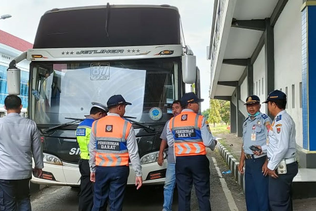 Ramp check bus angkutan mudik lebaran 2023 di terminal Mangkang 