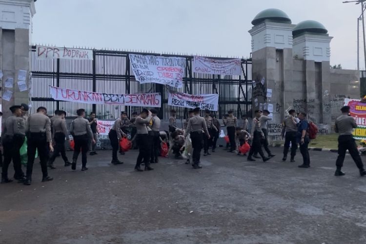 Petugas Kebersihan dan Polisi Bersihkan Sampah di Depan DPR Usai Massa Demo Bubar