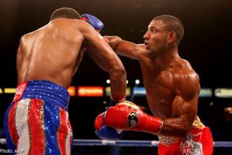 Petinju Inggris, Kell Brook (kanan), mendaratkan pukulan kepada Shawn Porter pada ajang tinju IBF Welterweight World Championship, (16/08/2014).