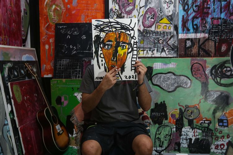 Musisi Jason Ranti saat ditemui di studio lukisnya di Jakarta, Jakarta Selatan, Jumat (19/2/2021).  Melukis salah satu hobi yang dilakukan Jason Ranti selain bermain musik.