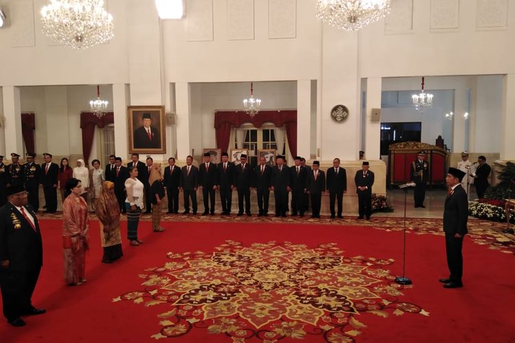 Presiden Joko Widodo menganugerahkan gelar pahlawan kepada enam tokoh. Upacara penganugerahan gelar pahlawan itu digelar di Istana Negara, Jakarta, Jumat (5/11/2017) siang.