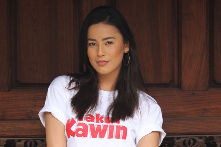 Nina Kozok berpose seusai mempromosikan film yang dia bintangi, Takut Kawin, di Palmerah, Jakarta, Kamis (1/3/2018). 