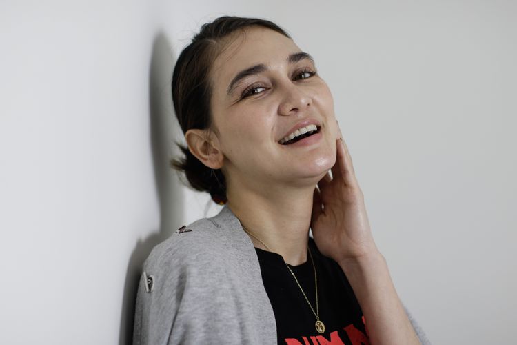 Artis peran Luna Maya berkunjung ke Kantor Redaksi Kompas.com untuk promo film Rumah Kentang: The Beginning, Kamis (7/11/2019). 