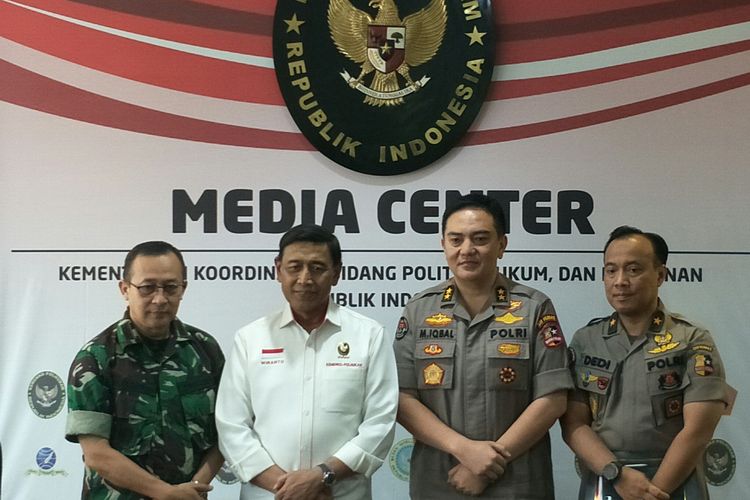 Menko Polhulam Wiranto usai menyampaikan konferensi pers menyikapi hasil rekapitulasi suara Pemilu 2019