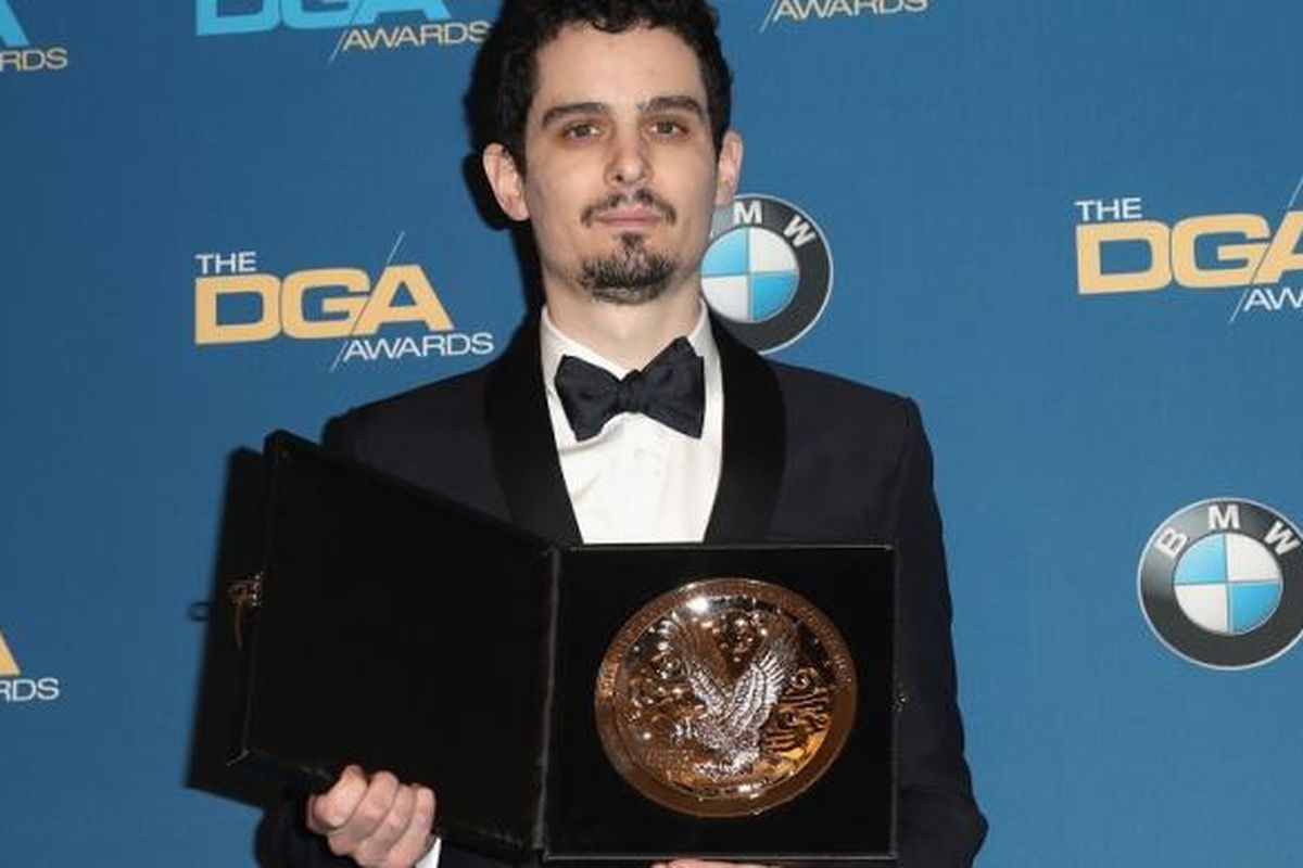 Sutradara Damien Chazelle berpose dengan plakat penghargaan Feature Film Nomination Plaque untuk film La La Land pada malam penghargaan Directors Guild of America Awards di Beverly Hilton Hotel di The Beverly Hilton Hotel, Beverly Hilss, California, Sabtu (4/2/2017).