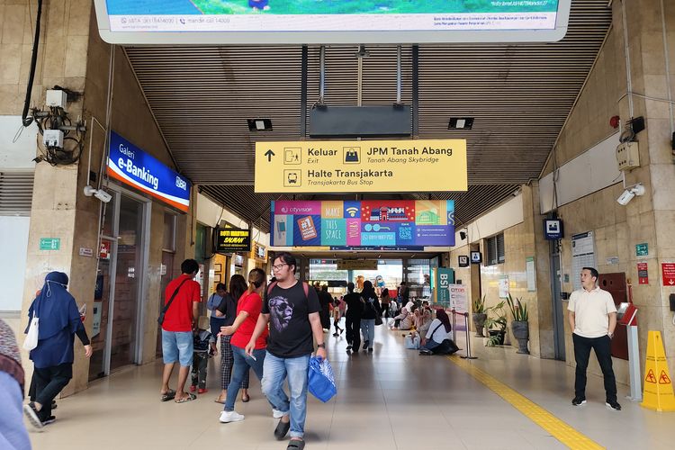 Lokasi tenant kuliner di dekat gate arah Pasar Tanah Abang, di Stasiun Tanah Abang Baru, Jakarta Pusat, Kamis (6/11/2025). 