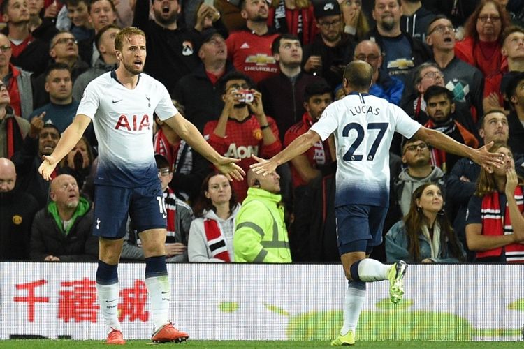 Penyerang Tottenham Hotspur, Harry Kane (kiri), merayakan gol yang dicetak bersama Lucas Moura dalam laga Liga Inggris kontra Manchester United di Stadion Old Trafford, Manchester pada 27 Agustus 2018.