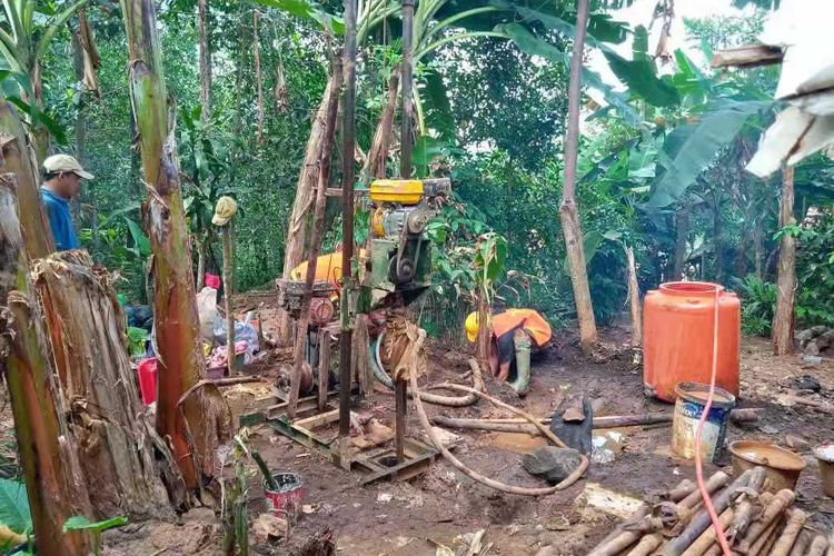 Proses pekerjaan pembuatan sumur bor di Desa Cikalong, Cikalongwetan.