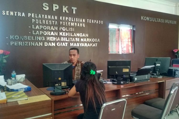 SV (24) seorang ibu rumah tangga membuat laporan di Polresta Palembang lantaran telah menjadi korban penganiayaan oleh RW (27) yang merupakan suamiinya sendiri, Rabu (26/12/2018).
