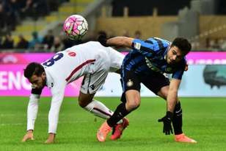 Penyerang Inter Milan, Eder (kanan), berduel dengan gelandang Bologna, Saphir Taider, pada laga lanjutan Serie A di Stadion Giuseppe Meazza, Sabtu (12/3/2016) waktu setempat.