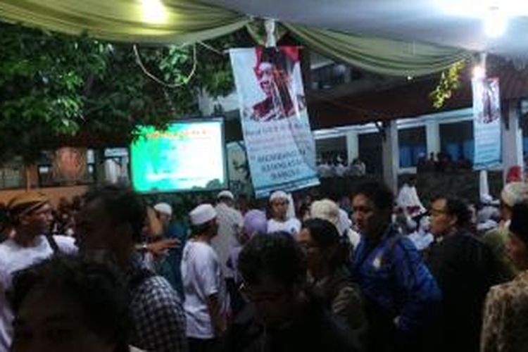 Suasana haul Gus Dur ke-4 di Pondok Pesantren Ciganjur, Yayasan Wahid Hasyim, Jalan Warungsila Nomor 10, Jagakarsa, Jakarta Selatan, Sabtu (28/12/2013) malam.