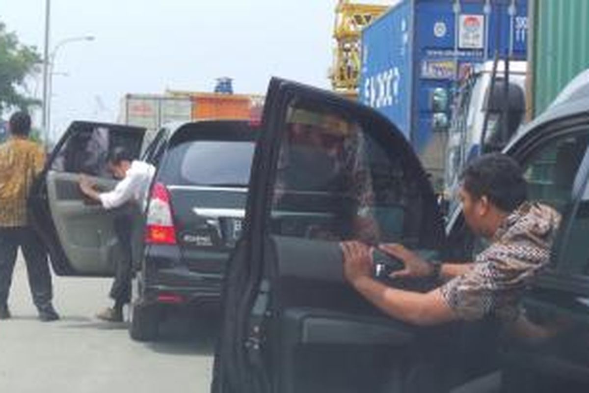 Gubernur DKI Jakarta Joko Widodo terjebak kemacetan di jalur Cakung-Cililincing, Senin (11/2/2014).