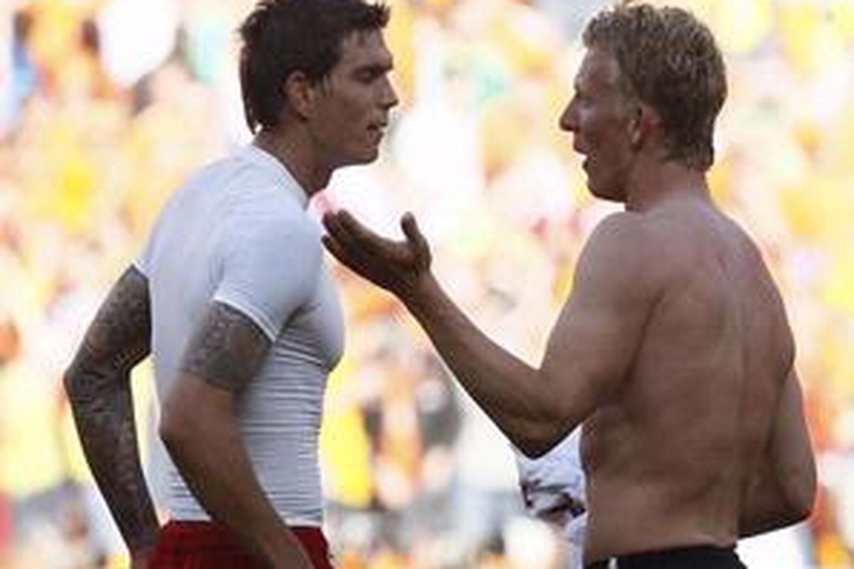 Bek Denmark Daniel Agger(kiri) berbicara dengan striker Belanda Dirk Kuyt usai duel kedua tim di laga perdana penyisihan Grup E Piala Dunia 2010, Senin (14/6/10). Setelah FIFA melakukan revisi, Agger tercatat sebagai pencetak gol bunuh diri dalam laga itu.
