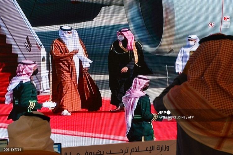 Tampak para wartawan menonton Putra Mahkota Saudi Mohammed bin Salman (kanan) menyambut Emir Qatar Tamim bin Hamad Al Thani (kiri), di layar di pusat media menjelang KTT Dewan Kerjasama Teluk (GCC) ke-41 di kota al -Ula di barat laut Arab Saudi pada 5 Januari 202. 