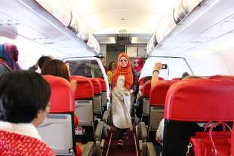 Para penumpang yang berkesempatan melakukan peragaan busana dengan kebaya di kartini flight Air Asia, Rabu (21/4/2016).