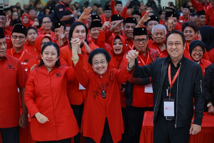 Ketua Umum PDI Perjuangan Megawati Soekarnoputri (tengah) didampingi Ketua DPP Puan Maharani (kiri), dan Ketua DPP Prananda Prabowo (kanan) berfoto bersama kader usai penutupan Rakernas III PDI Perjuangan di Jakarta, Kamis (8/6/2023). Rakernas III PDI Perjuangan menghasilkan 17 rekomendasi eksternal diantaranya mendukung pemerintahan Presiden Joko Widodo dalam memberantas kemiskinan ekstrim dan stunting, mewujudkan kedaulatan pangan dan energi, menginstruksikan kader untuk memenangkan Ganjar Pranowo dalam Pilpres 2024 serta mendorong Pemilu dan Pilpres berjalan jujur dan adil.