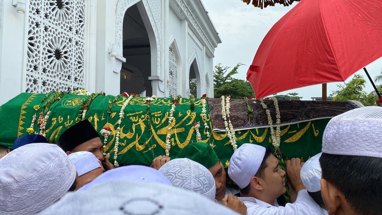 Lantunan Doa dan Isak Tangis Iringi Prosesi Pemakaman Habib Hasan bin Ja'far Assegaf
