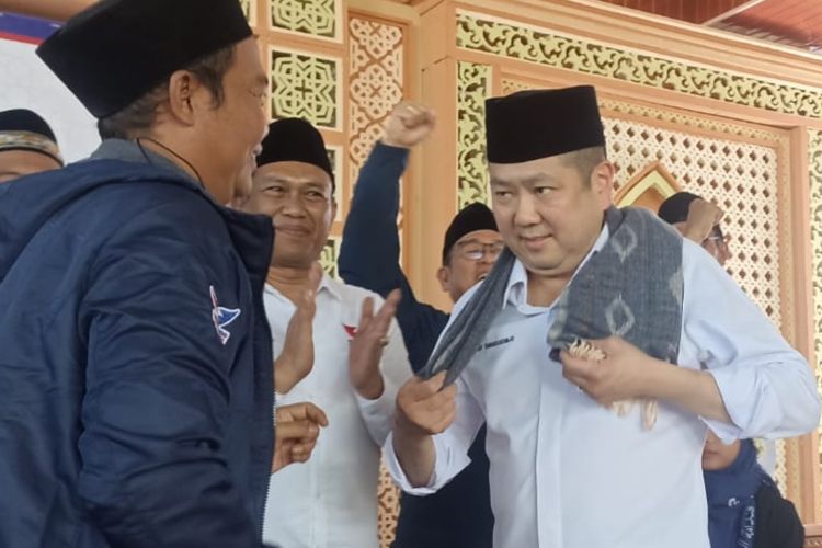 Ketua Umum DPP Partai Perindo Hary Tanoesoedibjo usai melakukan peresmian Pusat Kesehatan Pesantren (Puskestren) Partai Perindo di Pondok Pesantren Tahfizhil Qur'an Daarul Huffazh di Desa Karyamakmur, Kecamatan Batujaya, Kabupaten Karawang, Kamis (8/2/2024). 
