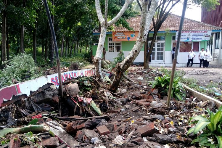 Tembok pagar puskesmas Gitik yang roboh diterjang air genangan hujan Kamis (8/6/2017) 