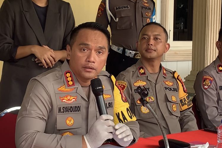 Kapolres Metro Jakarta Barat Kombes M Syahduddi menjelaskan berkait penangkapan penyanyi dangdut Saipul Jamil, saat ditemui dalam jumpa pers di Polsek Tambora, Sabtu (6/1/2024).