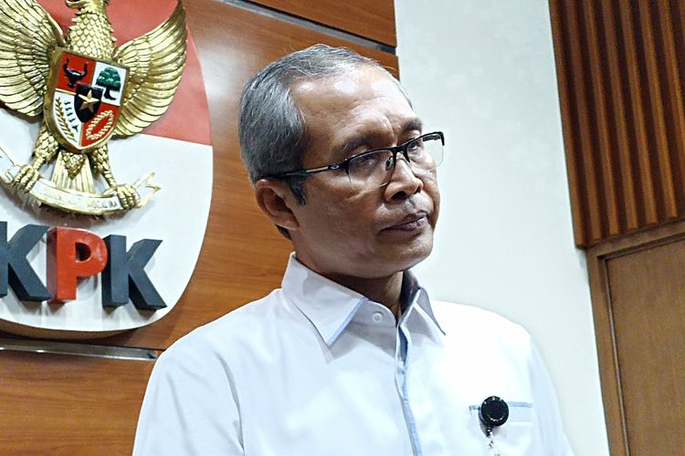 Wakil Ketua KPK Alexander Marwata saat ditemui awak media di gedung Merah Putih menyatakan Tim penyidik dan tim dokter dari Ikatan Dokter Indonesia (IDI) akan memeriksa kesehatan Gubernur Papua Lukas Enembe serta perkara suap dan gratifikasi yang menjeratnya di kediamannya di Jayapur, Papua, Senin (24/10/2022).