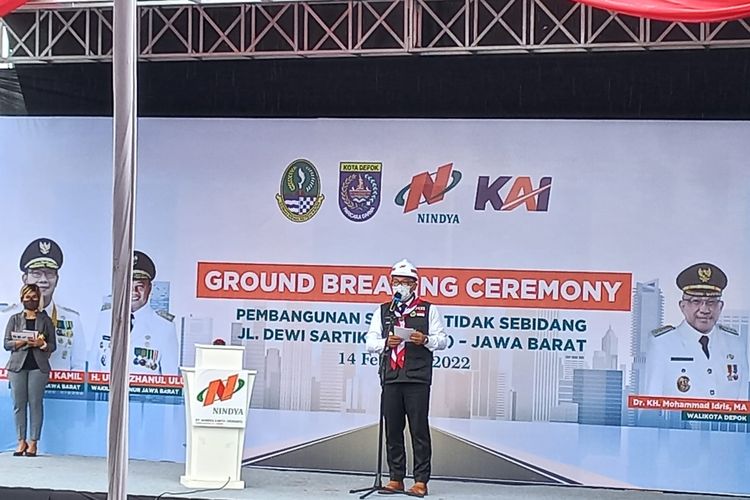 Gubernur Jawa Barat Ridwan Kamil dalam sambutan secara simbolis di acara groundbreaking underpass Jalan Dewi Sartika, Depok , Senin (14/2/2022).