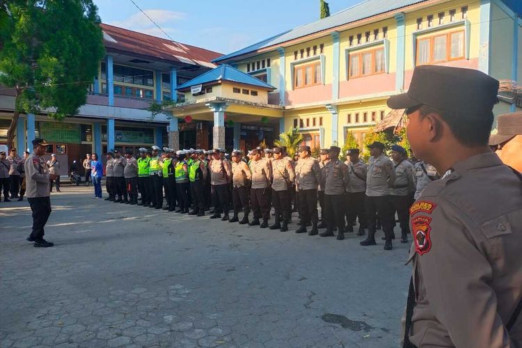 Ratusan personil Polres Jayapura, saat dikerahkan untuk melakukan pengamanan terhadap perayaan Idul Adha yang akan dilaksanakan mulai malam takbir hingga Sholat Ied yang akan berlangsung besok. Apel pengamanan inidilaksanakan di Sentani, Kabupaten Jayapura, Papua, Rabu (28/6/2023).