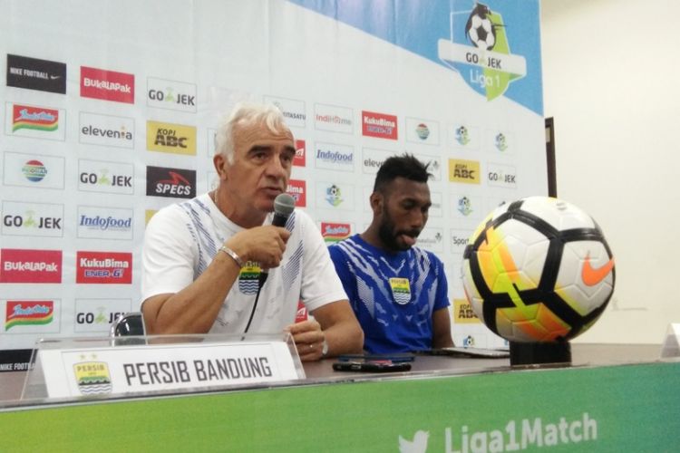 Pelatih Persib Bandung Mario Gomez bersama striker Persib Patrich Wanggai saat menghadiri konferensi pers usai laga kontra Sriwijaya FC, Sabtu (4/8/2018).