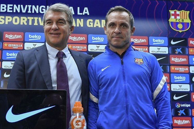 Pelatih interim Barcelona Sergi Barjuan (kanan) berpose bersama Presiden Barcelona Joan Laporta pada Jumat (29/10/2021).