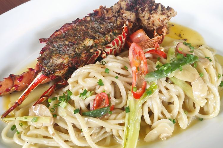 Garlic Lobster Noodle dari Silk Bistro. 