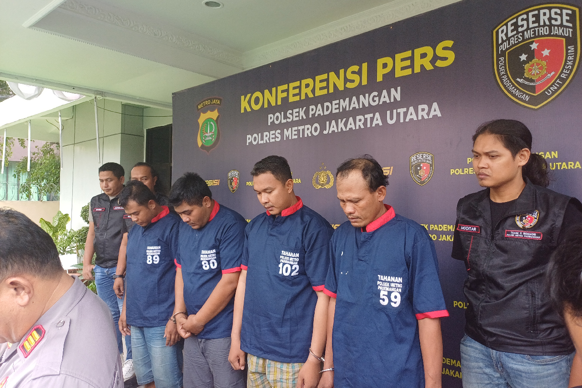 Tampang empat dari lima petugas keamanan Taman Impian Jaya Ancol yang menganiaya pengunjung bernama Hasanudin (42) hingga tewas saat dihadirkan dalam jump pers di Polsek Pademangan pada Kamis (3/8/2023).