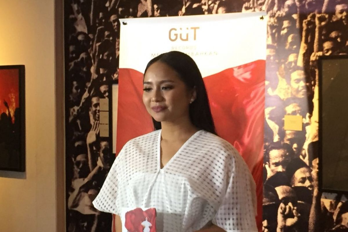 Gita Gutawa meluncurkan album berisi lagu-lagu nasional dengan judul Gita Puja Indonesia di Galeri Foto Jurnalistik Antara, Pasar Baru, Jakarta Pusat, Jumat (11/8/2017).