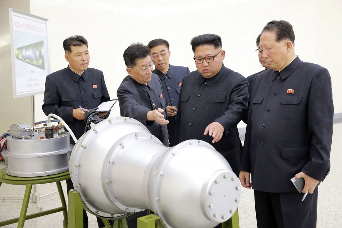 Foto tanpa tanggal yang dikeluarkan oleh kantor berita Korea Utara, KCNA, pada 3 September 2017, memperlihatkan pemimpin Korut Kim Jong Un (tengah) sedang melihat pipa logam di tempat yang tak diketahui.