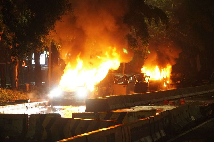 Sejumlah mobil terbakar saat aksi di depan Mako Brimob Kwitang, Jakarta, Jumat (29/8/2025). Massa menggeruduk Mako Brimob Kwitang menyusul peristiwa meninggalnya pengemudi ojek online (ojol) karena terlindas kendaraan taktis saat demonstrasi di depan DPR-RI pada Kamis, 28 Agustus.