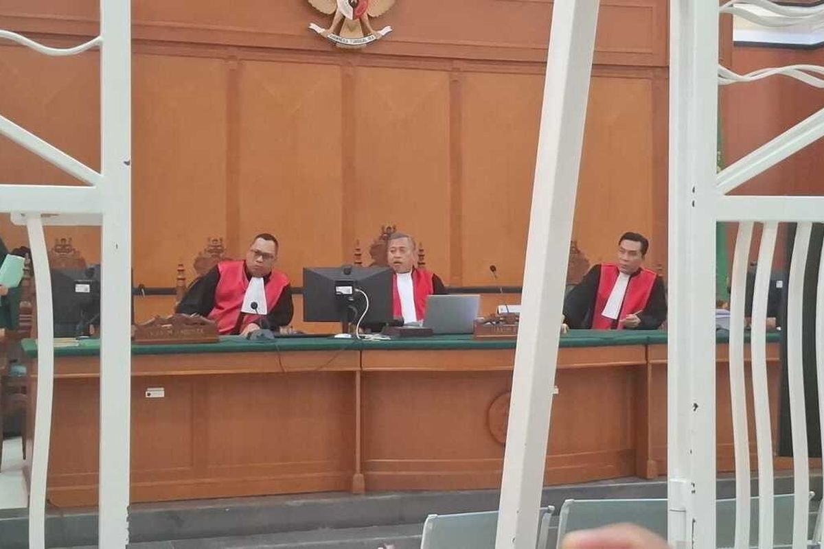 Suasana persidangan kasus dugaan peredaran kosmetik mengandung bahan berbahaya di ruang sidang utama Haripin A Tumpa, PN Makassar, Jalan R A Kartini, Kota Makassar, Sulsel, Selasa (25/2/2025).