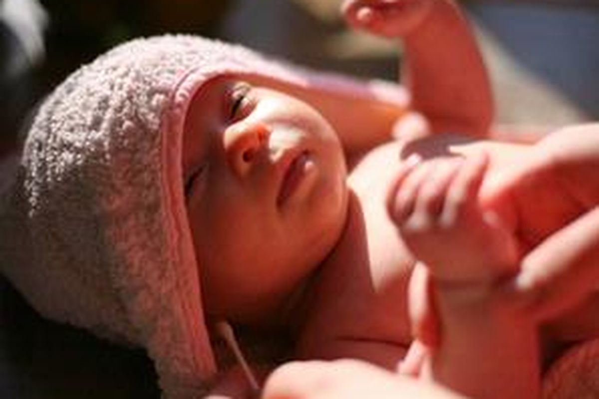 Memandikan bayi harus hati-hati. Sebab kulit mereka sensitif dan amat kering.