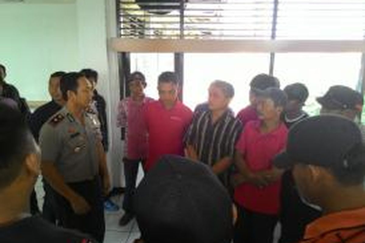 Puluhan pria tampak memenuhi Mapolsek Pasar Minggu, Jumat (26/6/2015) sore. Mereka ditangkap karena menjadi calo pada sidang tilang pagi tadi di Pengadilan Negeri Jakarta Selatan.