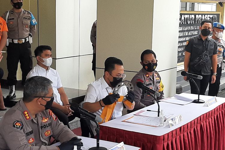 Direktur Reserse Kriminal Umum Polda DIY Kombes Pol Ade Ary Syam Indradi saat menunjukan barang bukti gir yang diikat dengan sabuk bela diri. Gir tersebut digunakan oleh RS (18) untuk menyabet korban.