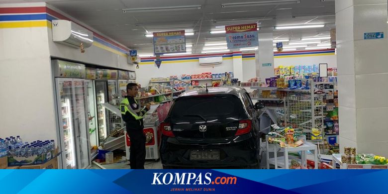 Mobil Brio Tabrak 2 Motor hingga Masuk Indomaret di Jayapura