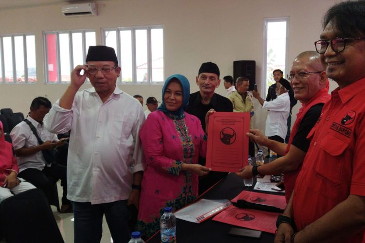 Erna Husein mengambil formulir pendaftaran bacabup di Kantor DPC PDI-P Banyumas, Jawa Tengah, Jumat (3/5/1024).