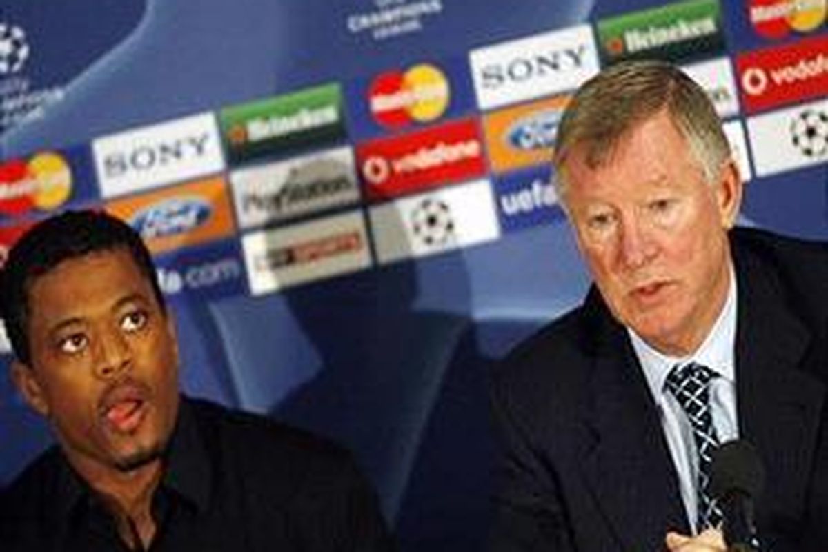 Patrice Evra (kiri) menganggap pemain muda Arsenal kalah pengalaman dan percaya diri.