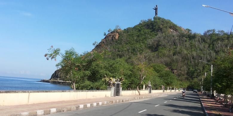 Salah satu sudut Kota Dili, Timor Leste dengan latar belakang laut lepas dan patung Cristo Rei atau yang dalam bahasa Indonesia berarti Kristus Raja. Patung Cristo Rei merupakan salah satu tempat tujuan wisata favorit bagi wisatawan yang datang ke Dili.
