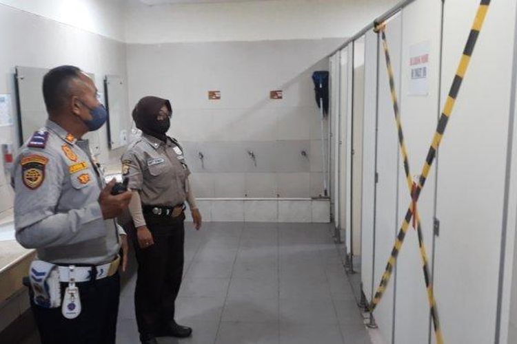 Bilik kamar mandi perempuan di Terminal Terpadu Pulogebang tempat D melahirkan yang dipasangi garis polisi, Cakung, Jakarta Timur, Selasa (6/12/2022).