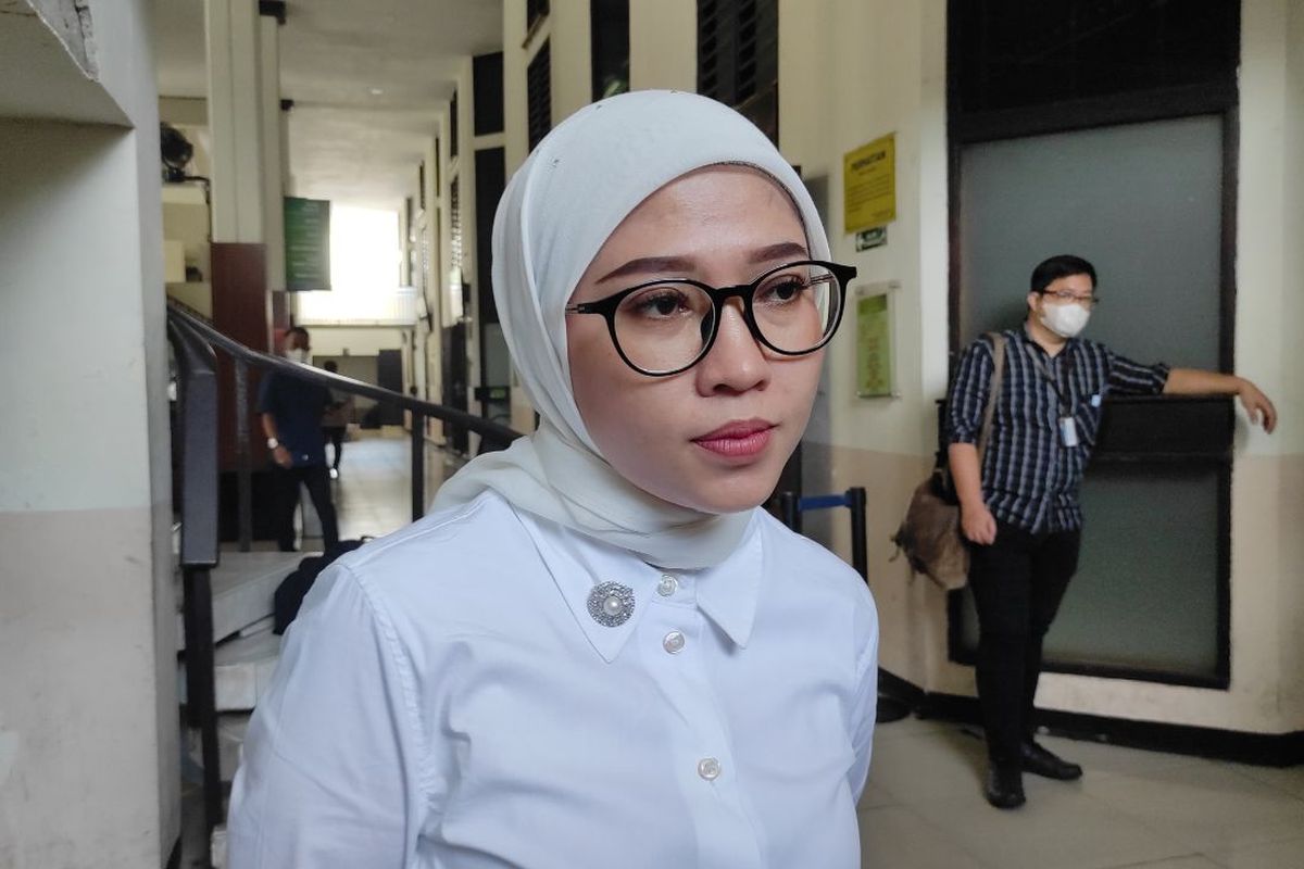Kuasa hukum D (17), Mellisa Anggraini, saat ditemui wartawan usai sidang eksepsi di Pengadilan Negeri (PN) Jakarta Selatan, Kamis (30/3/2023). 