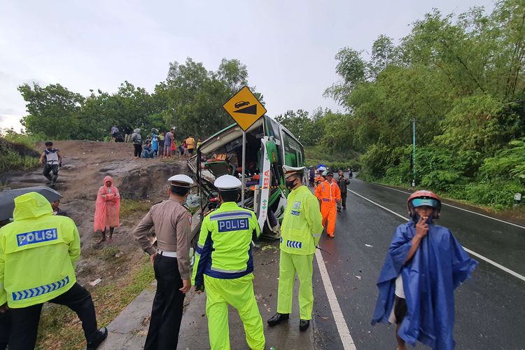 Suasana di lokasi terjadinya kecelakaan bus di Bukit Bego, Padukuhan Kedungbueng, Kalurahan Wukirsari, Kapanewon Imogiri, Kabupaten Bantul, Daerah Istimewa Yogyakarta (DIY), Minggu (6/2/2022). Sebanyak 13 penumpang bus tewas dalam kecelakaan maut yang diduga terjadi karena bus tidak kuat menanjak dan sopir yang tidak menguasai medan.