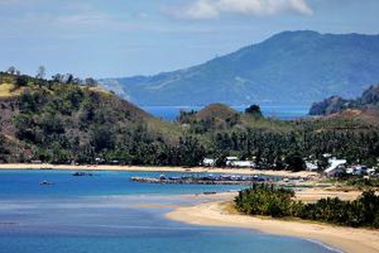 Keindahan panorama Teluk Tomini dilihat dari Kecamatan Pinogaluman, Kabupaten Minahasa Utara, Sulawesi Utara, Kamis (21/8/2014). Keindahan alam itu sayangnya belum digarap secara maksimal oleh pemerintah daerah setempat, misalnya sebagai obyek wisata.